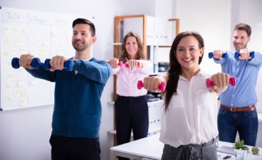 Bürosport Mehrere Personen machen Bürosport