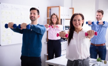 Mehrere Personen machen Bürosport