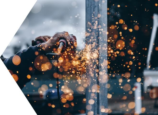 Metall und Elektro Funken fliegen von einem Arbeitsgerät.